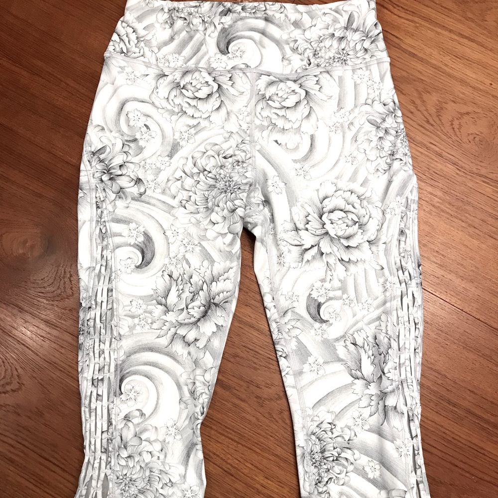 Lululemon Love Knot Crop - Size 8 - Twine White Multi